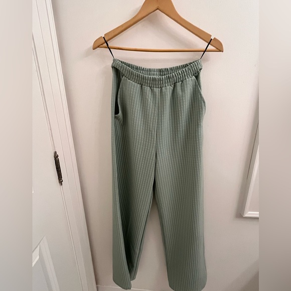 Light green/minty sleeveless top with matching pants. - Picture 2 of 2